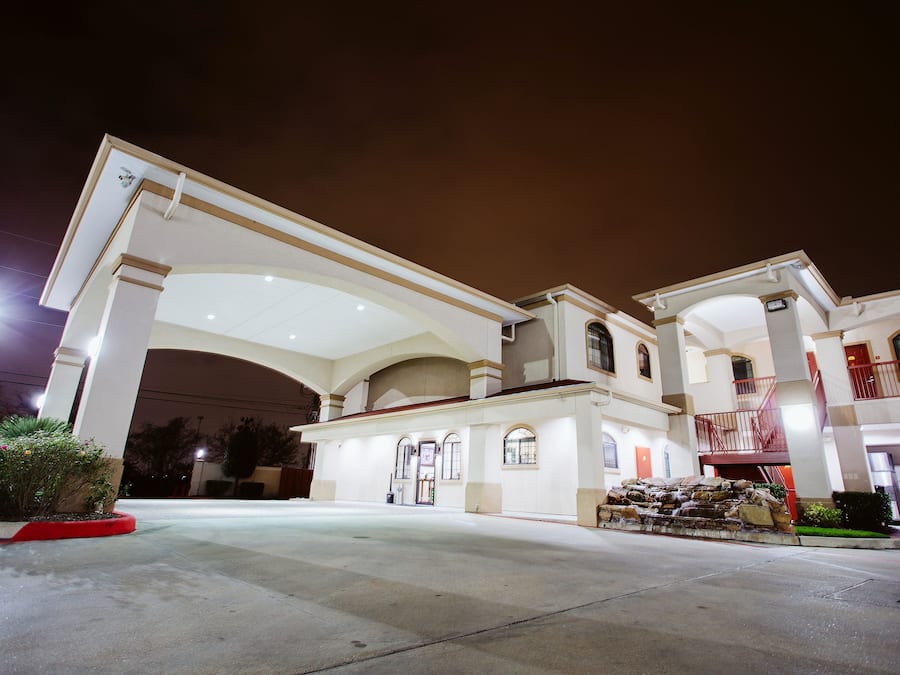 Voorkant accommodatie - avond/nacht