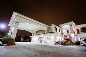 住宿正面 (夜晚)