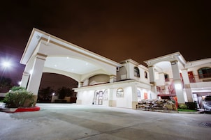 Fachada da propriedade à noite