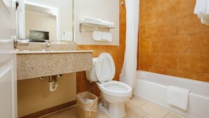 Phòng, 2 giường cỡ queen | Phòng tắm | Bồn tắm, đồ dùng nhà tắm miễn phí 