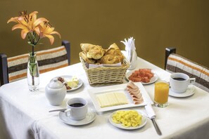Free daily continental breakfast  - Hostal Samananchis (Machu Picchu)