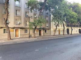 Un edificio de varios pisos con un bar en la planta baja, un restaurante en el segundo piso y un hotel con un letrero que dice "HOTEL".