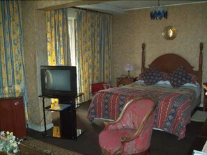 Double Room, 1 Double Bed | Minibar, desk, free WiFi, bed sheets - Foresta Hotel (Santiago)