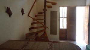 Una habitación con una escalera de caracol, una cama y una ventana con vistas.