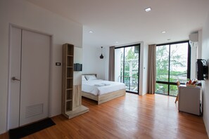 Minibar, escritorio y wifi gratis
