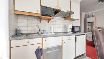 Kühlschrank, Mikrowelle, Herdplatte, Geschirrspüler