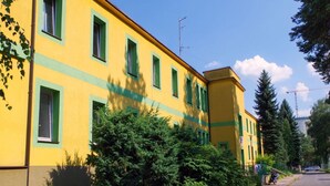 A yellow building with green window frames and a clear sky. - Traditionelles Ferienhaus in Hessen mit Garten (Willingshausen)