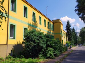 A yellow building with green window frames and a clear sky. - Traditionelles Ferienhaus in Hessen mit Garten (Willingshausen)