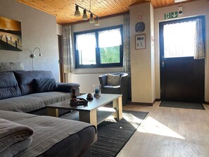 TV, DVD player - Apartment near forest in Nidrum (Nidrum)