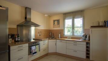 Fridge, microwave, stovetop, dishwasher