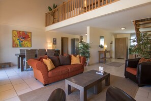 TV, DVD player - Charming villa in Rouzède with private garden (Ecuras - Rouzède)