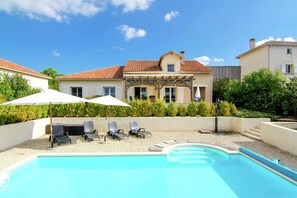 A heated pool - Charming villa in Rouzède with private garden (Ecuras - Rouzède)