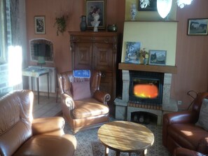 TV, fireplace - Cozy Escape in Namur Region (Gimnée)