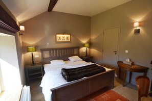 5 bedrooms, WiFi - Holiday Home in Ardennes near Chimay Abbey (Nismes Viroinval)