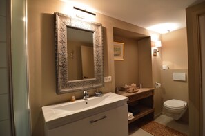 Combined shower/bathtub - Holiday Home in Ardennes near Chimay Abbey (Nismes Viroinval)