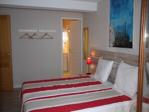 5 bedrooms, WiFi - Chalet in Les Gets with Ski-In/Ski-Out Access (Les Gets)