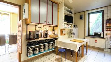 冷蔵庫、電子レンジ、オーブン、コンロ