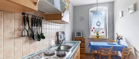 Een koelkast, een microgolfoven, een oven, een kookplaat