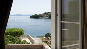 A balcony with a view of the sea and a distant coastline. - Villa in Selca with Pool near Adriatic Sea (Sumartin)