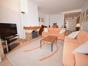 TV, fireplace, DVD player, stereo - Sunny Balcony Apartment and Pool (Vilamoura)