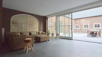 Televisión, futbolito, mesa de ping pong