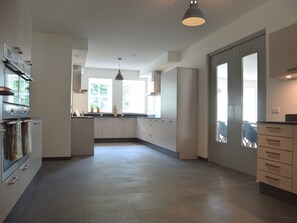 Fridge, microwave, oven, stovetop - Swolgen Estate with Sauna (Swolgen)