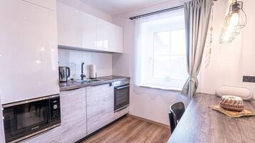 Kühlschrank, Mikrowelle, Ofen, Herdplatte