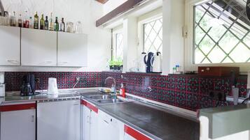 Køleskab, mikrobølgeovn, ovn, kogeplade