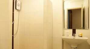 Shower, free toiletries, towels, soap - The Grand Residence (Nakhon Ratchasima)