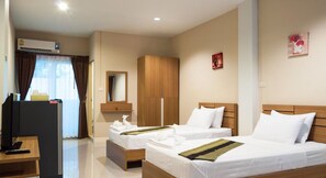 Hypo-allergenic bedding, minibar, desk, free WiFi