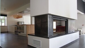 Una cocina moderna con horno integrado, una encimera negra amplia y una campana extractora.