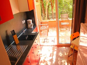 Fridge, microwave, stovetop, high chair - Holiday Home in Corsica near the Beach (Poggio Mezzana)