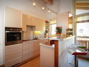 Een koelkast, een oven, een kookplaat, een vaatwasser