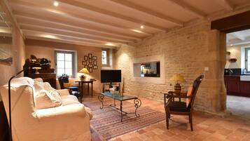 Televisie, een open haard, een dvd-speler en een tafeltennistafel