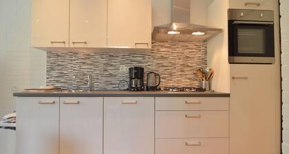 Tämä viehättävästi kalustettu ryhmärakennus sijaitsee pienellä luonnonmukaisella rantapuistolla