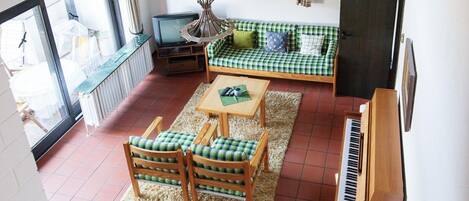 Fernseher, DVD-Player, Bücher