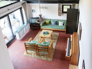 Televisio, DVD-soitin, kirjoja