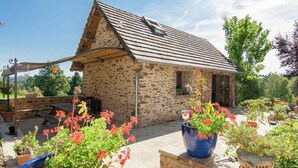 Outdoor dining - Chalet in picturesque medieval village (Segur-Le-Chateau)