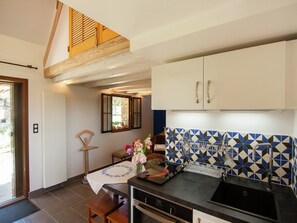 Fridge, oven, stovetop, coffee/tea maker