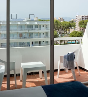 Chambre Double, 2 lits une place, balcon | Minibar, bureau, Wi-Fi gratuit, draps fournis