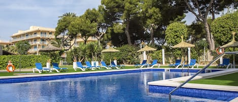 Seasonal outdoor pool, pool loungers