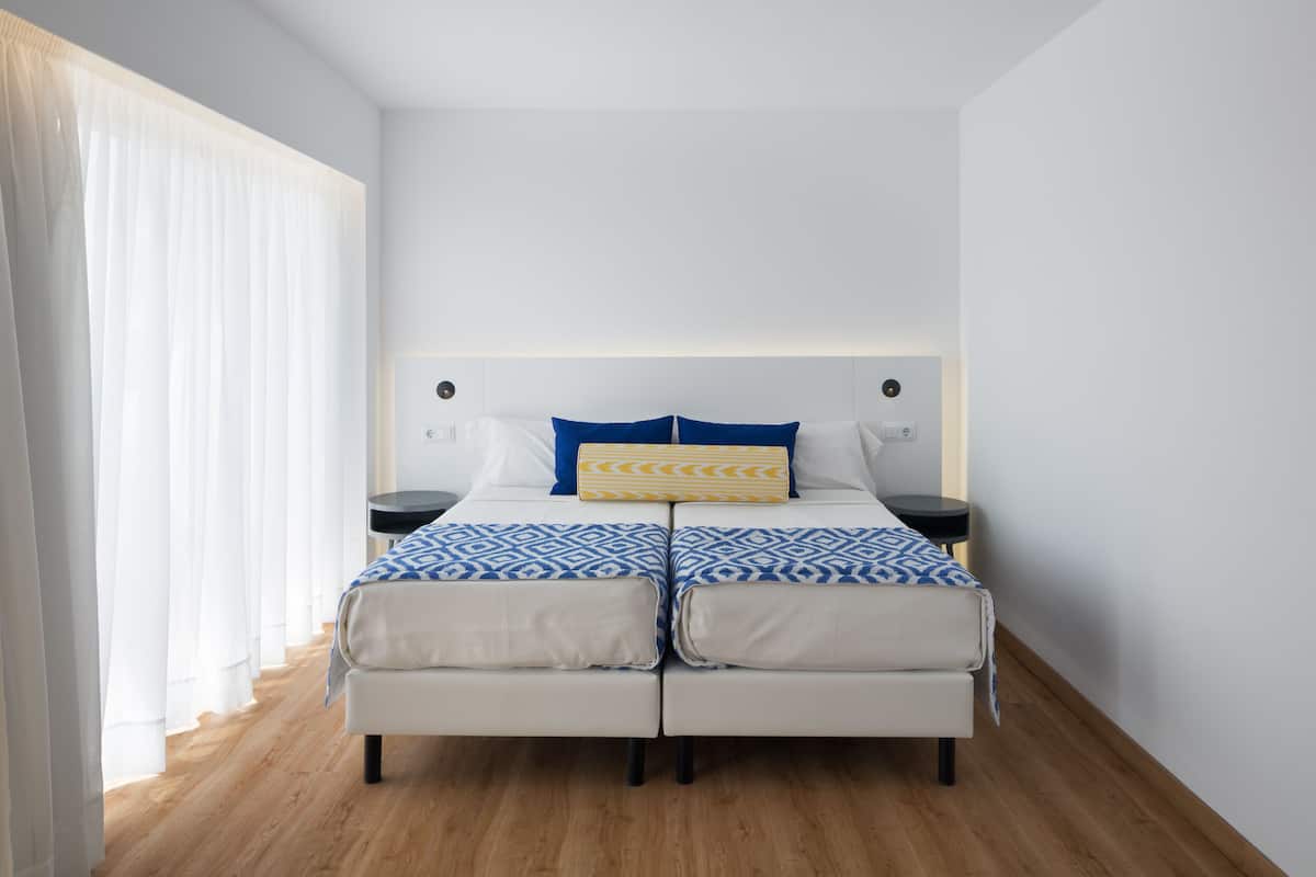 Quarto duplo superior, sacada | Frigobar, escrivaninha, Wi-Fi de cortesia, roupa de cama