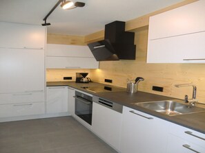 Réfrigérateur, four à micro-ondes, un four, surface de cuisson