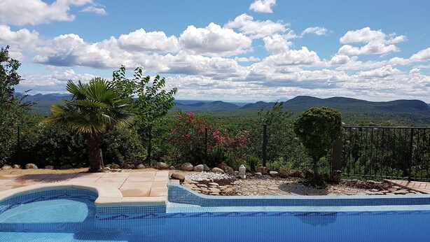 A swimming pool with a view of mountains and a clear sky. - Courry Views: Pool & Nature (Courry)