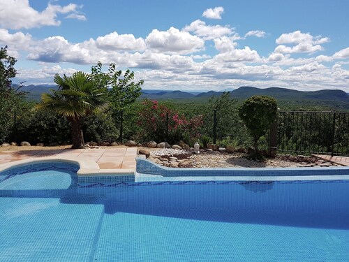 Landschaftsblick: Pool & Natur