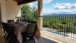 A dining area with a table set for four, overlooking a pool and lush greenery. - Courry Views: Pool & Nature (Courry)