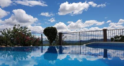 Landschaftsblick: Pool & Natur