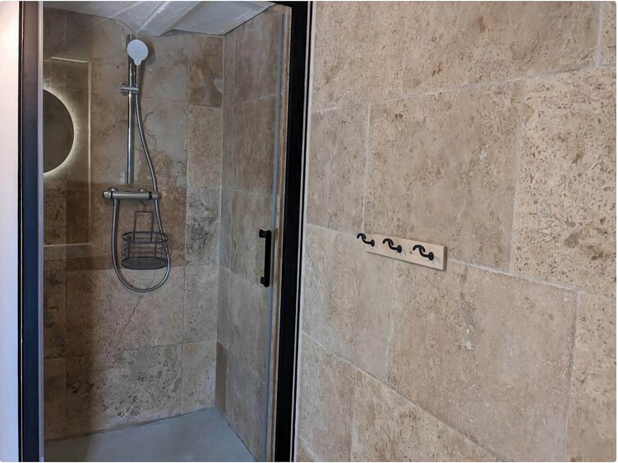 Bathtub, towels