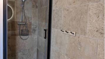 Bathtub, towels
