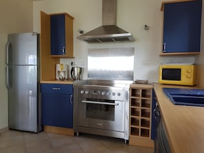 Refrigerador, microondas, horno, lavavajillas